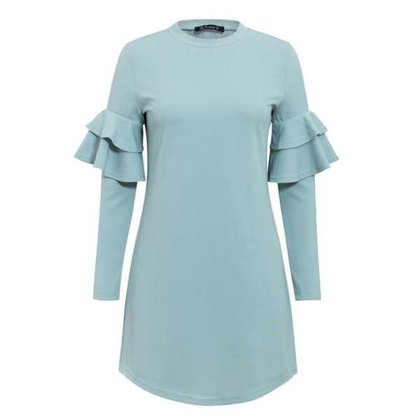 Stílusos rövid női ruha hosszú ujjal és ovális nyakkivágással