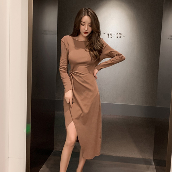 Naiste asümmeetriline pikkade varrukatega kleit