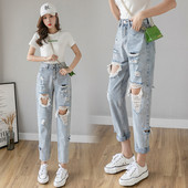 Ikdienišķi zili sieviešu džinsi ar augstu vidukli un saplēstiem motīviem