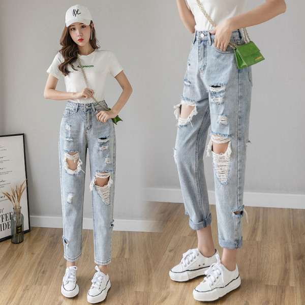 Ikdienišķi zili sieviešu džinsi ar augstu vidukli un saplēstiem motīviem