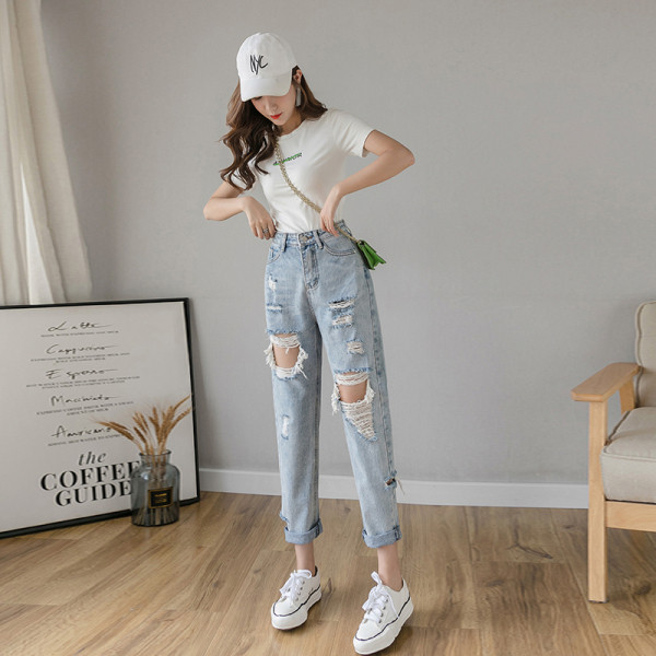 Ikdienišķi zili sieviešu džinsi ar augstu vidukli un saplēstiem motīviem