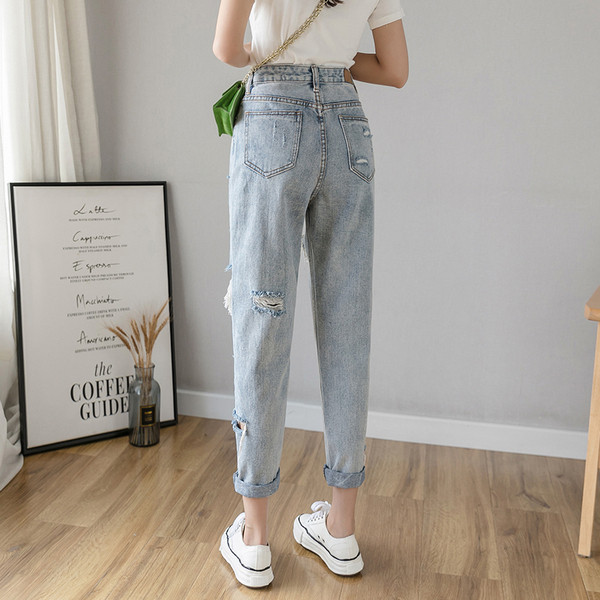 Ikdienišķi zili sieviešu džinsi ar augstu vidukli un saplēstiem motīviem