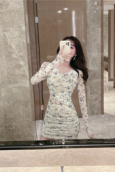 Virágos motívumú, hosszú ujjú női ruha