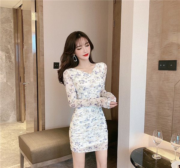 Virágos motívumú, hosszú ujjú női ruha