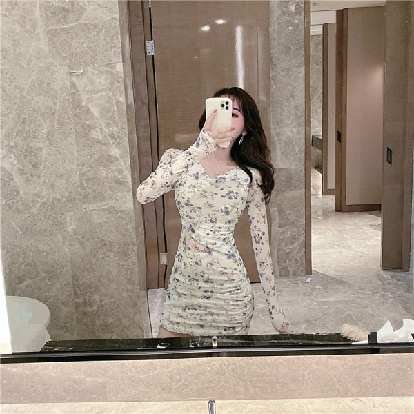 Virágos motívumú, hosszú ujjú női ruha