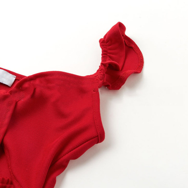 Rochie roșie lungă și elegantă de damă, cu decolteu adânc și bretele subțiri