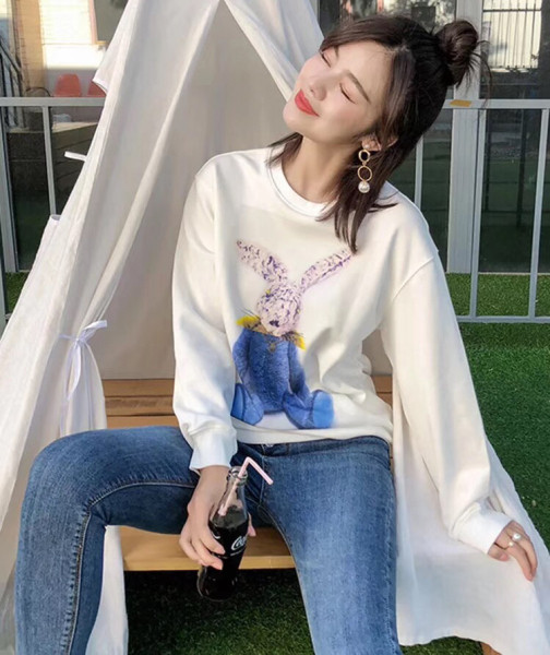 Naujo modelio plati palaidinė ilgomis rankovėmis ir aplikacijomis