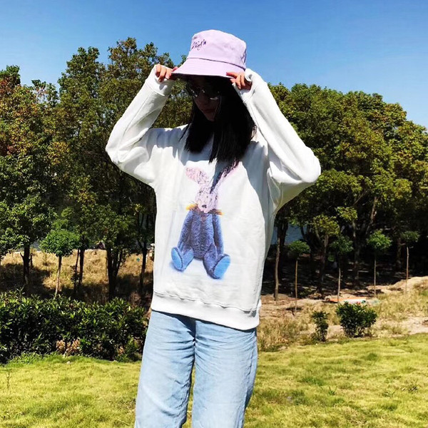 Naujo modelio plati palaidinė ilgomis rankovėmis ir aplikacijomis