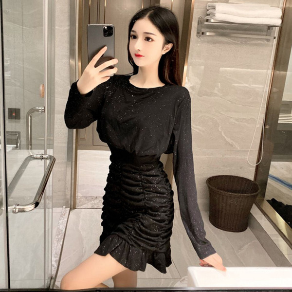 Стилна дамска рокля с овално деколте и дълъг ръкав