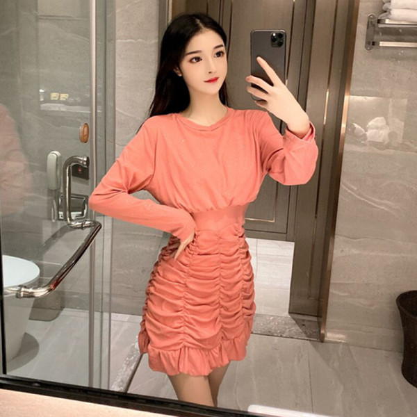 Стилна дамска рокля с овално деколте и дълъг ръкав