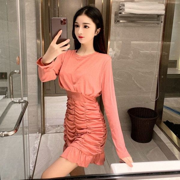 Стилна дамска рокля с овално деколте и дълъг ръкав