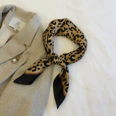 Актуален дамски копринен шал с леопардов десен