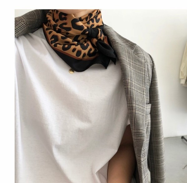Aktuāla sieviešu zīda šalle ar leoparda rakstu