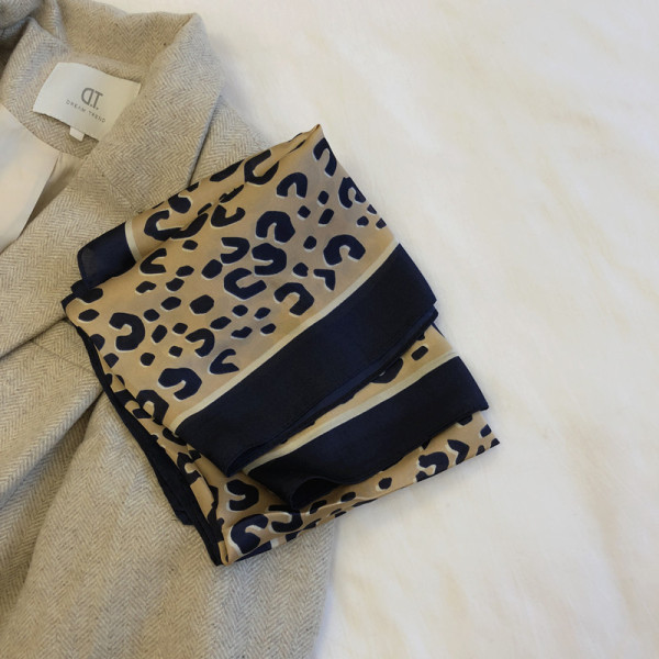 Aktuāla sieviešu zīda šalle ar leoparda rakstu