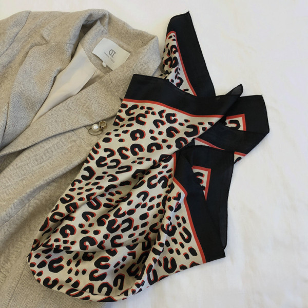 Aktuāla sieviešu zīda šalle ar leoparda rakstu