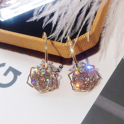 Női fülbevaló rózsa medállal