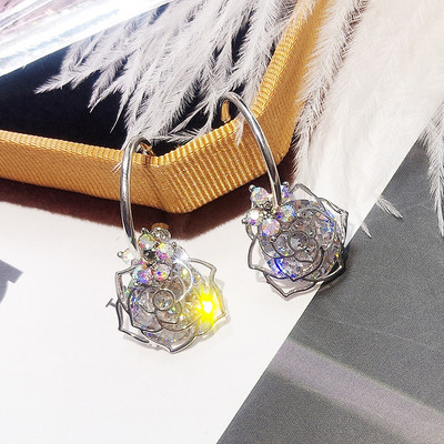 Női fülbevaló rózsa medállal