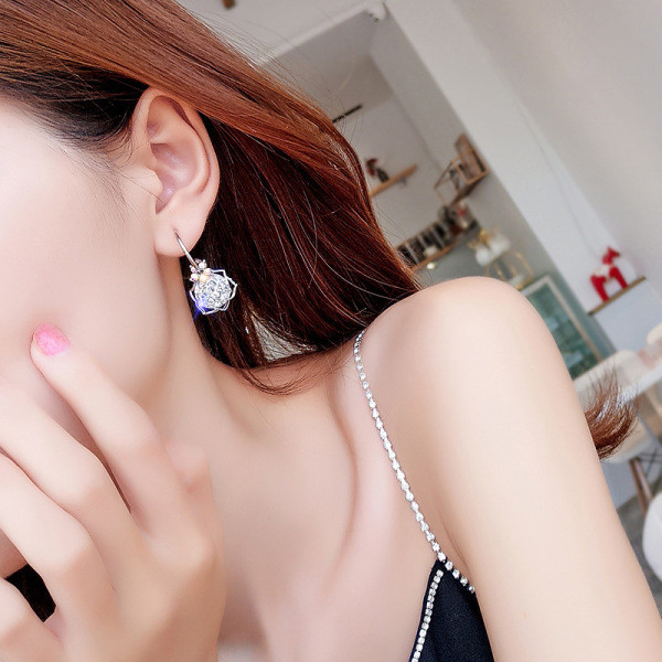 Női fülbevaló rózsa medállal