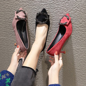 Stilīgas sieviešu kurpes ar plānu papēdi un metāla elementu