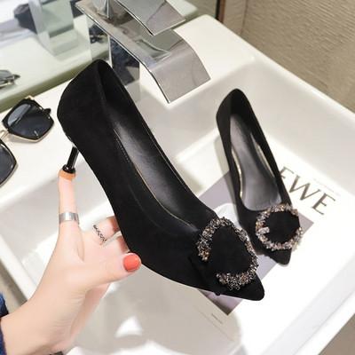 Stilīgas sieviešu kurpes ar plānu papēdi un metāla elementu