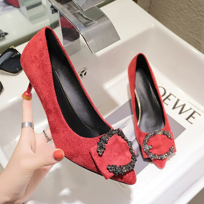 Stilīgas sieviešu kurpes ar plānu papēdi un metāla elementu