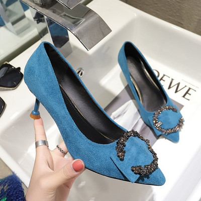 Stilīgas sieviešu kurpes ar plānu papēdi un metāla elementu