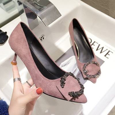 Stilīgas sieviešu kurpes ar plānu papēdi un metāla elementu