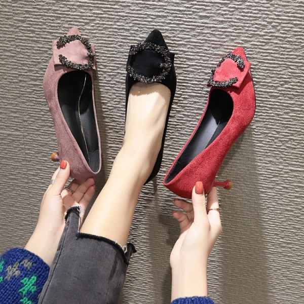 Stilīgas sieviešu kurpes ar plānu papēdi un metāla elementu