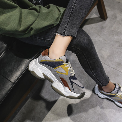 Modern női tornacipő öko velúrból, durva talppal és fűzővel