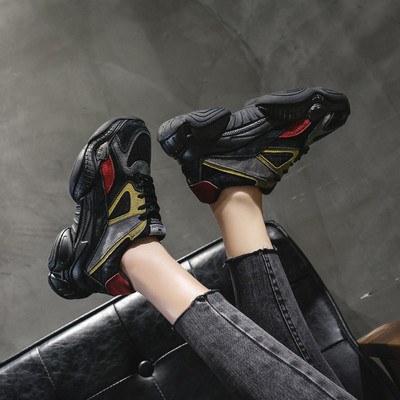 Modern női tornacipő öko velúrból, durva talppal és fűzővel