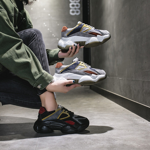 Modern női tornacipő öko velúrból, durva talppal és fűzővel