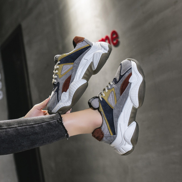 Modern női tornacipő öko velúrból, durva talppal és fűzővel