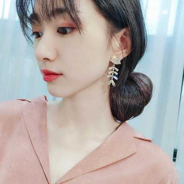 Sieviešu auskari skujiņas formā