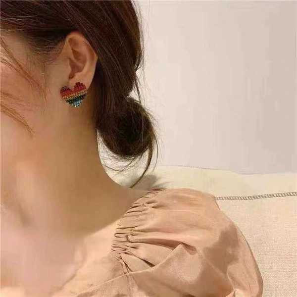 Színes, szív alakú női fülbevaló