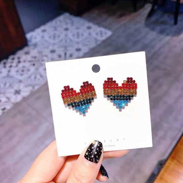 Színes, szív alakú női fülbevaló
