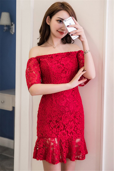 Modern női ruha csipkével és rövid ujjal