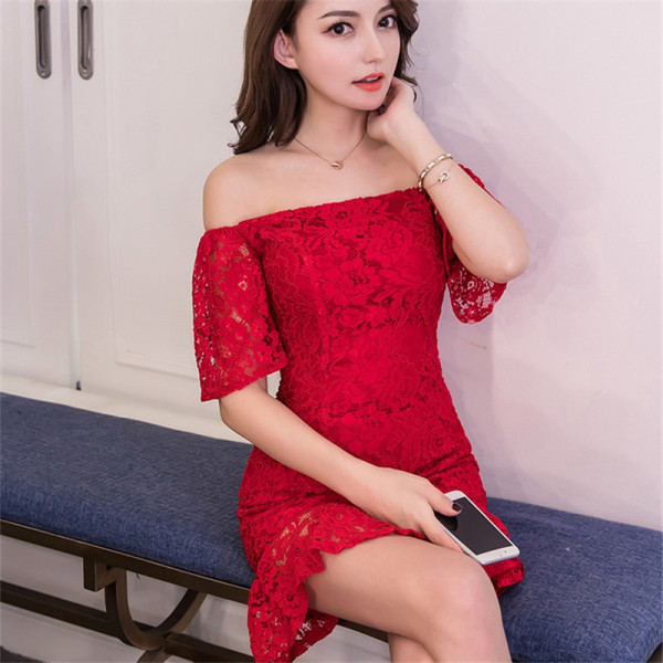 Modern női ruha csipkével és rövid ujjal