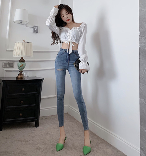 Novi model pripijenih traperica visokog struka i poderanog motiva