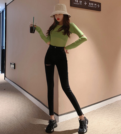 Novi model pripijenih traperica visokog struka i poderanog motiva