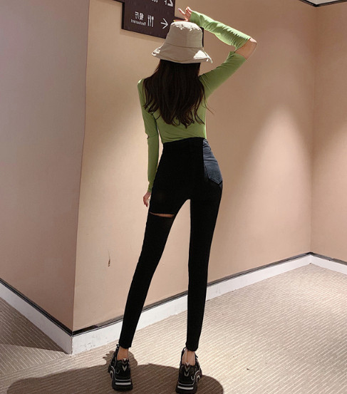 Novi model pripijenih traperica visokog struka i poderanog motiva