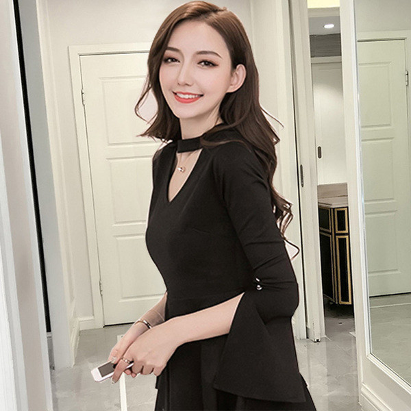 Stilīga melna kleita ar garām piedurknēm un špica kakla izgriezumu