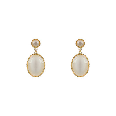 Retro női fülbevaló fehér színben