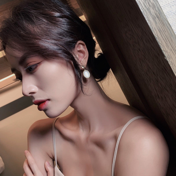 Retro női fülbevaló fehér színben