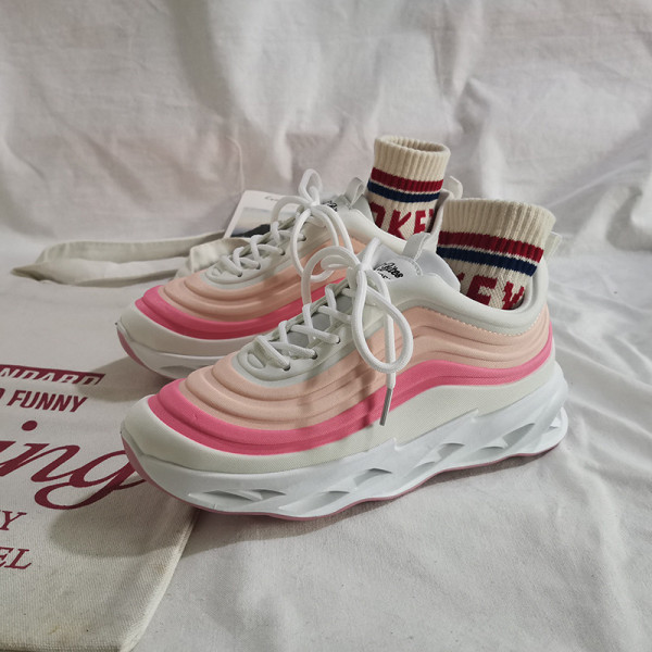 Új tavaszi női tornacipő modell durva talppal és fűzővel