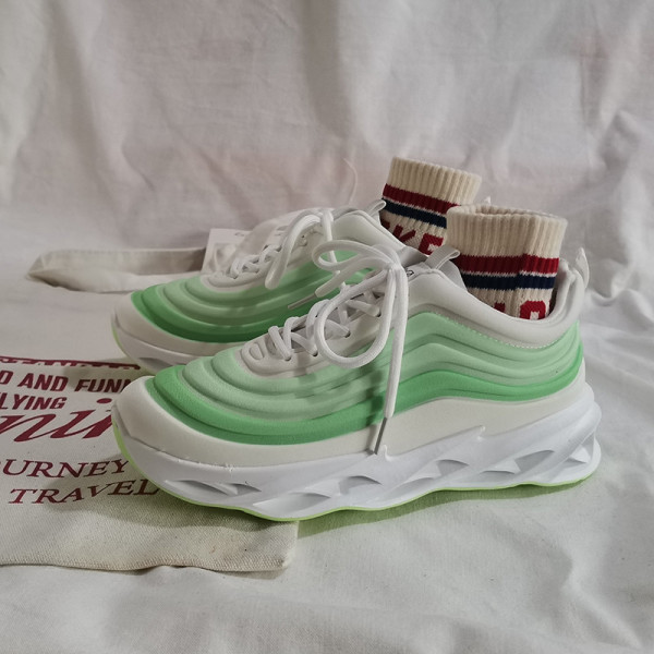 Új tavaszi női tornacipő modell durva talppal és fűzővel