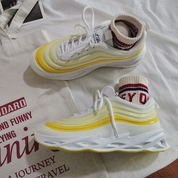 Új tavaszi női tornacipő modell durva talppal és fűzővel