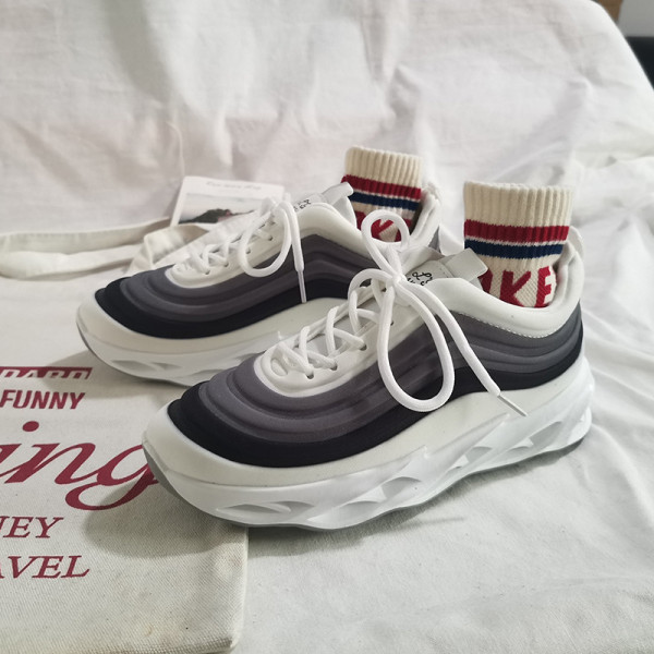 Új tavaszi női tornacipő modell durva talppal és fűzővel