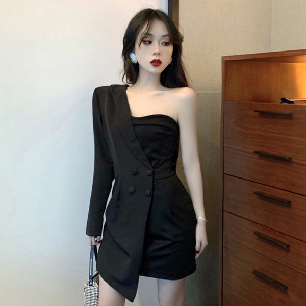 Moderna īsa, asimetriska melna kleita