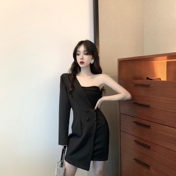 Moderna īsa, asimetriska melna kleita