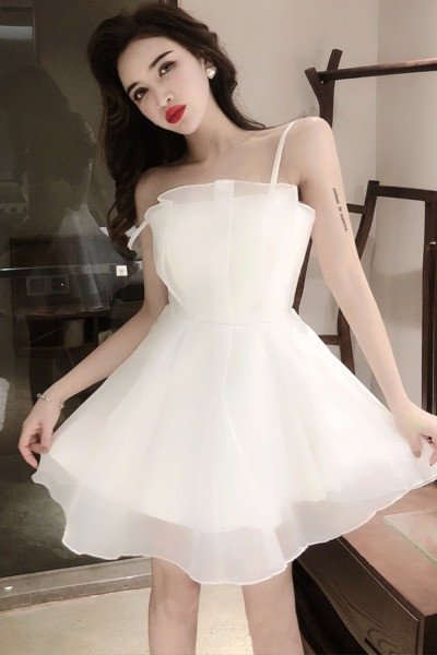 Stilīga sieviešu kleita ar tillu un plānām lencītēm